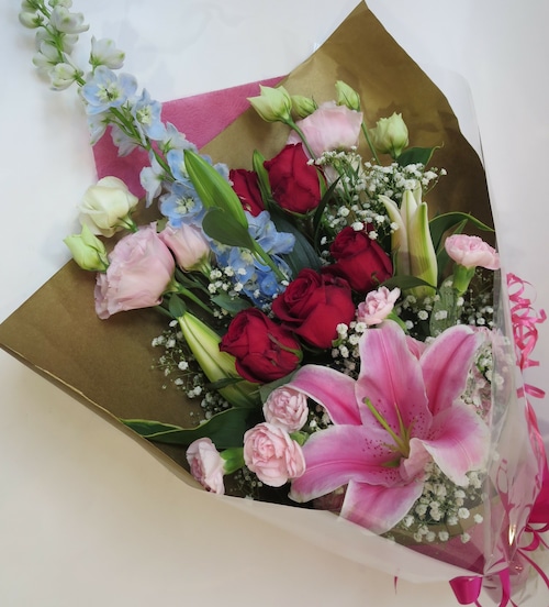 退職される男性に感謝の想いを込めて贈る花束