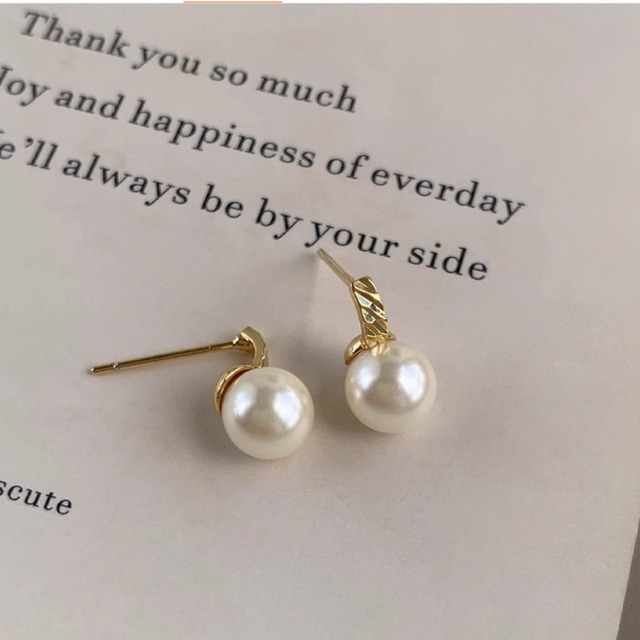 上品ラウンド型パールポストピアス　W00039