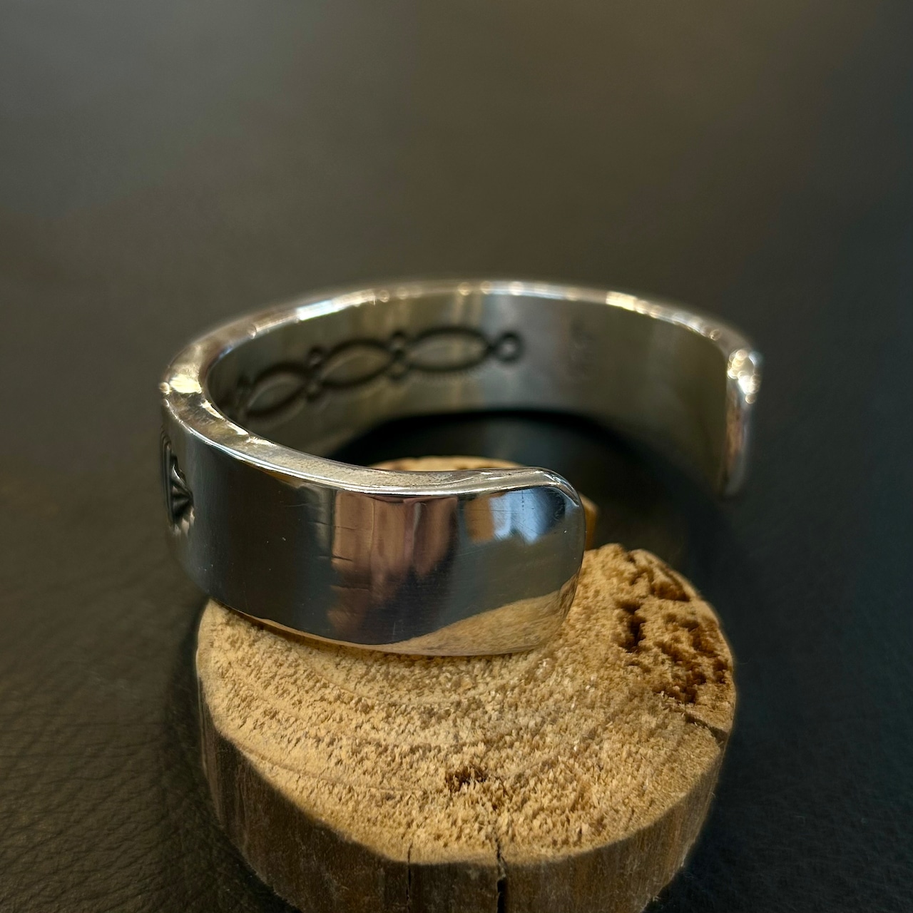 ブルースモーガン（Bruce Morgan）ヘビーゲージスタンプワークバングル - 4