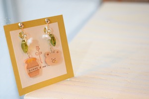 【ピアス変更可能】ぺぺの家/クマと蜂蜜イヤリング