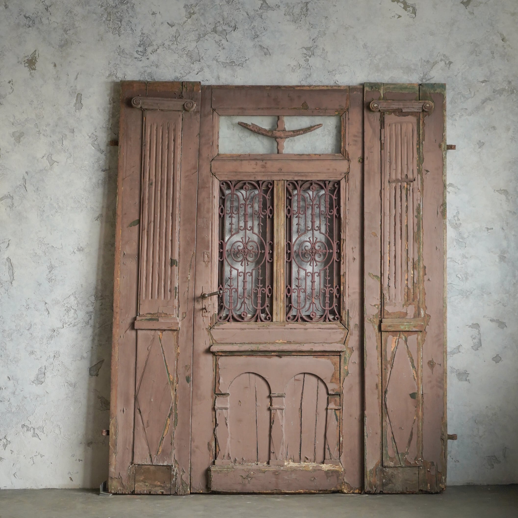 ドア/アンティークドア/彫刻/建具/撮影背景/ディスプレイ