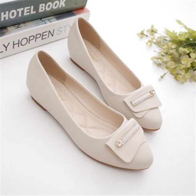 パンプス レディース 3色 送料無料 シューズ 靴 くつ クツ レディースシューズ フラットシューズ 太めヒール かわいい 大人可愛い きれいめ 大人 上品 おしゃれ お洒落 エレガント きちんと感 女っぽ キュート ガーリー 主役級 存在感 無地 春 20代 30代 40代 オフィス ビジネス OL 通勤 学生 通学 デート お出かけ 休日 発表会 デイリー 普段使い 韓国 韓国系 送料無料 ファッション コーデ スタイル 高見え 格上げ 黒 ブラック ホワイト白