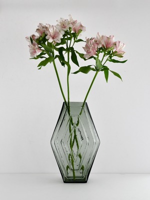【SALE】フラワーベース ヘキサゴン スモーキーグリーン ガラス BRÛT｜[SALE] Infinite Hexagon Glass Vase Smokey Green – BRÛT