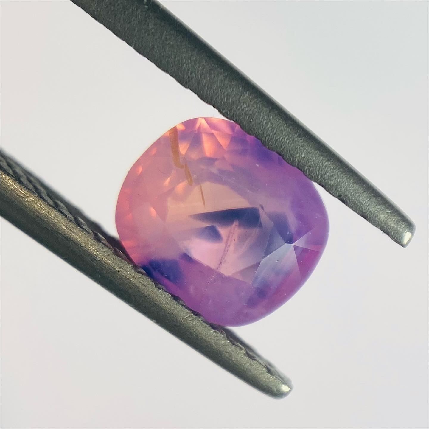 想像膨らむアートなサファイア