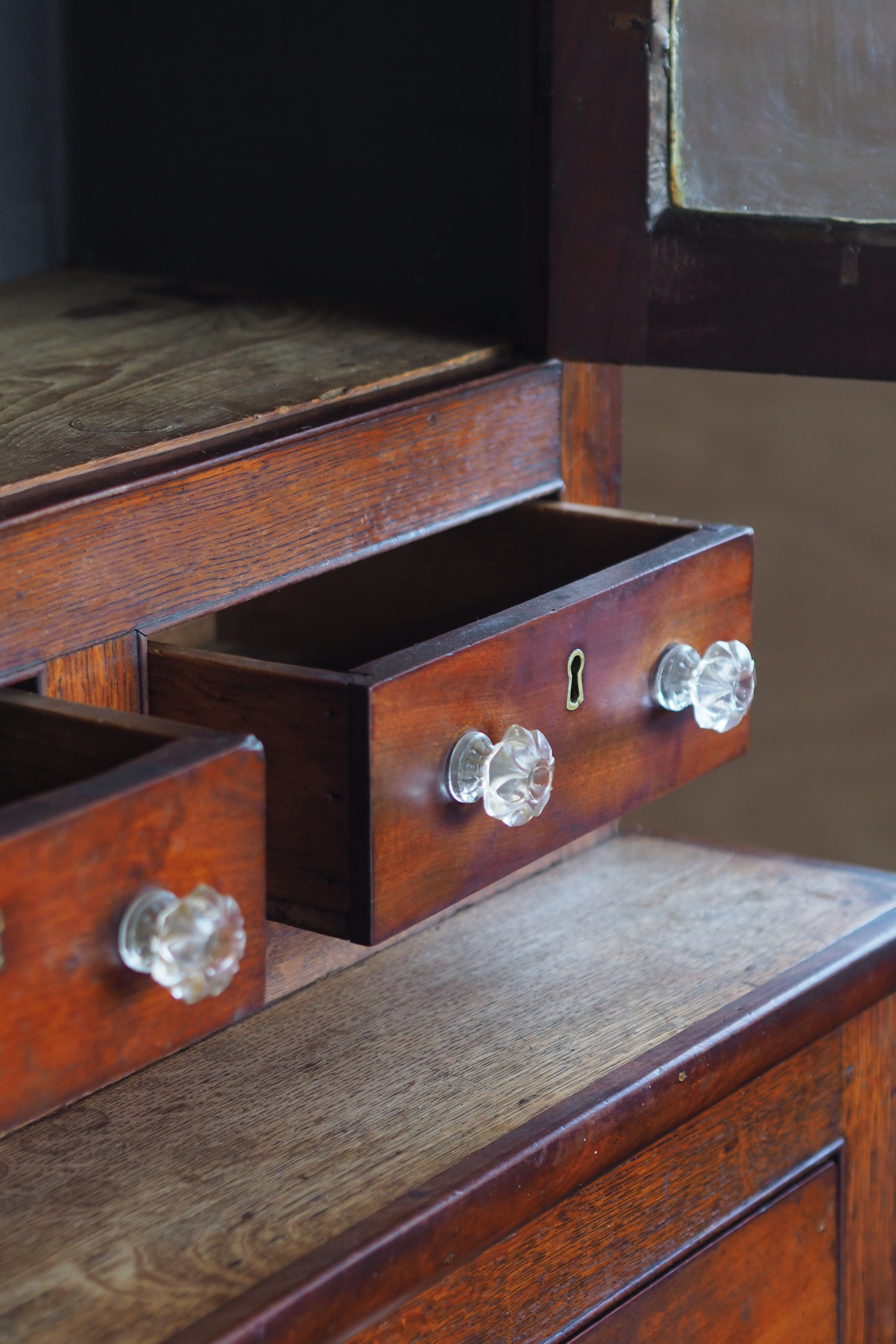 マホガニーガラスカップボード-antique mahogany cupboard