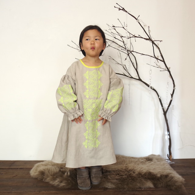 [ Kids ] ソロチカ刺繍のリネンギャザーワンピース -beige-