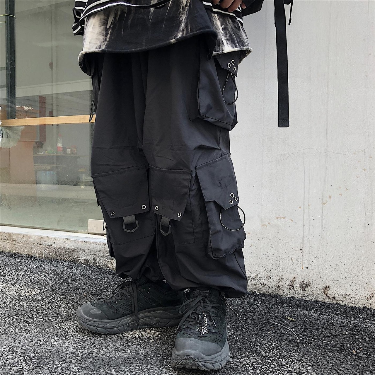 黒 カーゴ パンツ