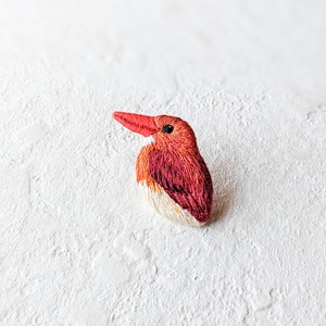 アカショウビンの刺繍ブローチ　野鳥