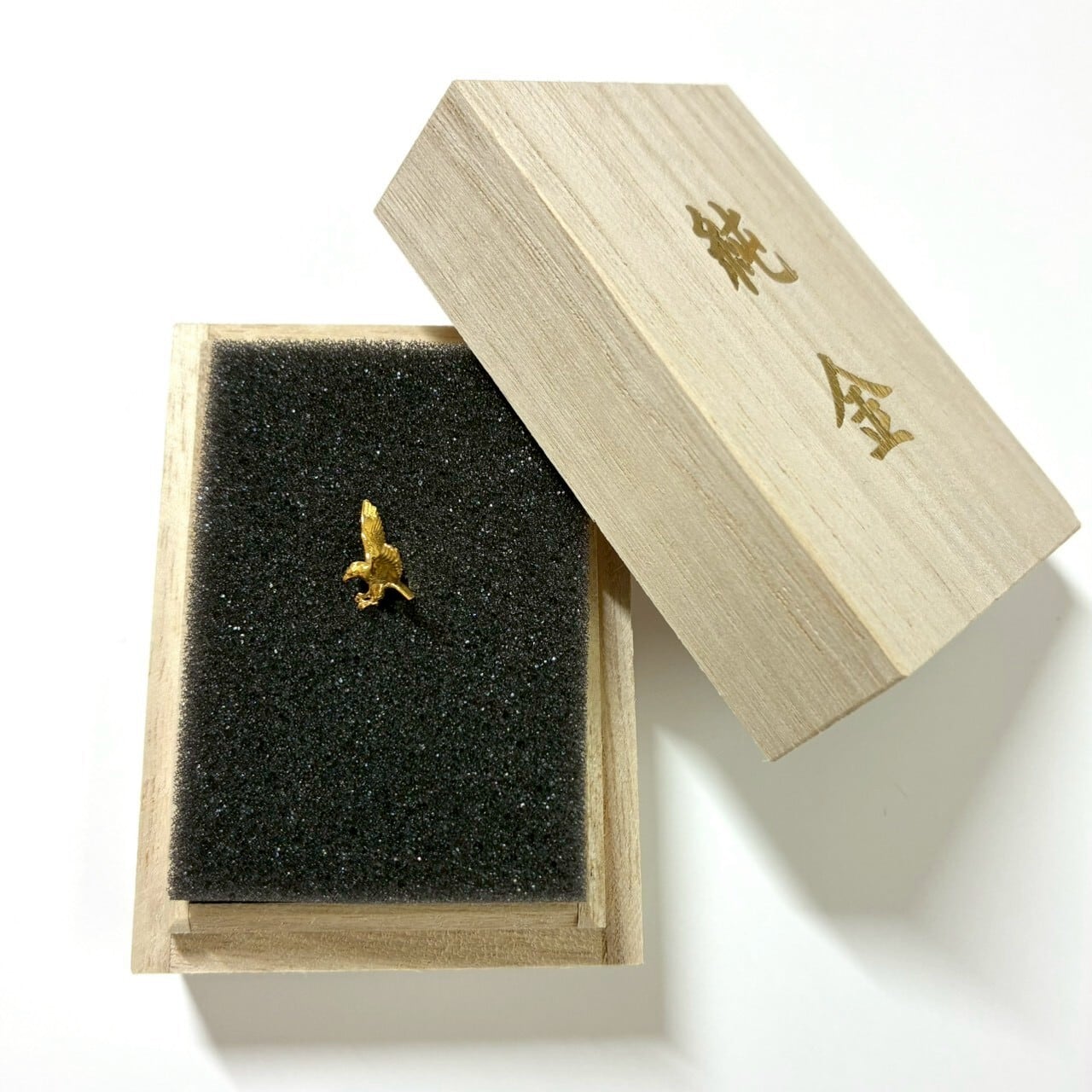 純金の鷲 約1g JUNGOLD 指先サイズの芸術品 額縁ケース付き【RNP01036