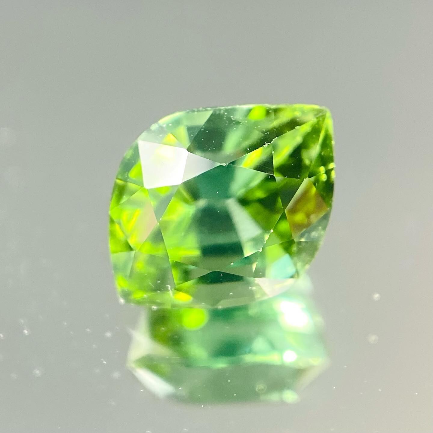 若葉息吹くグリーントルマリン