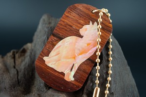 【 エスニックなローズウッド 】 ココボロ ドッグタグ 象嵌  優雅に座る猫