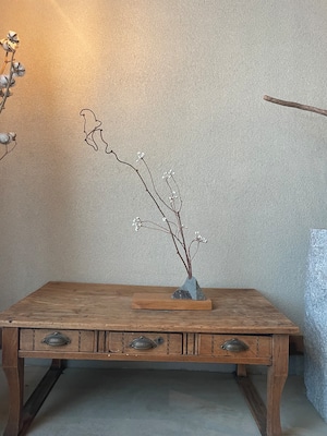 116 石の花器・木の敷台・枝ものセット