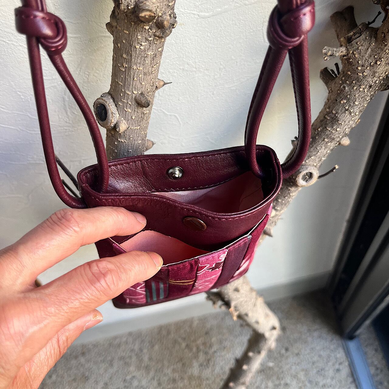 スマホポシェット（濃いエンジの革＋着物生地のパッチワーク）No.01014