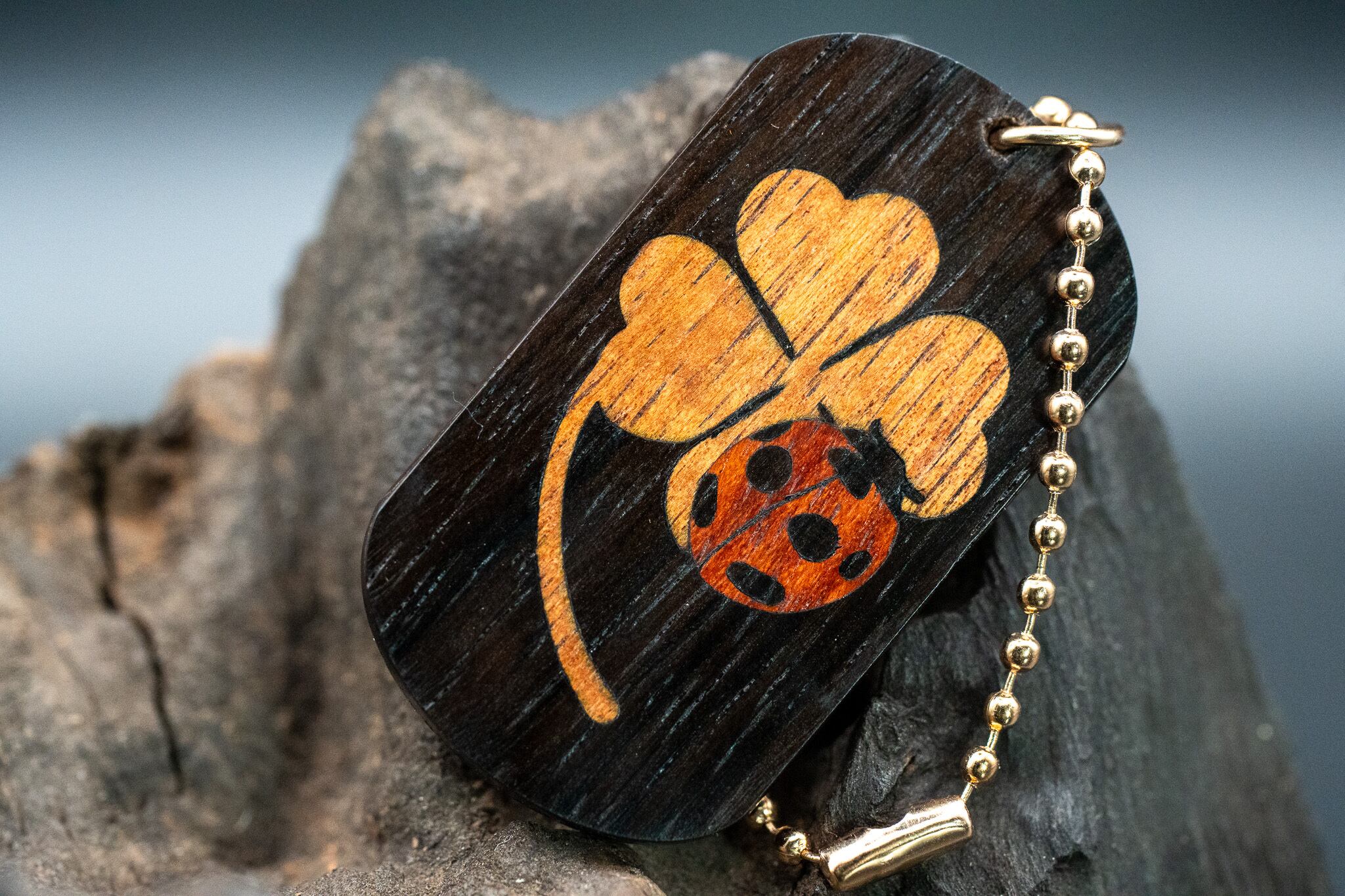 ※【音楽業界屈指の銘木】 ハカランダ ドッグタグ 象嵌 幸運を運ぶナナホシテントウ