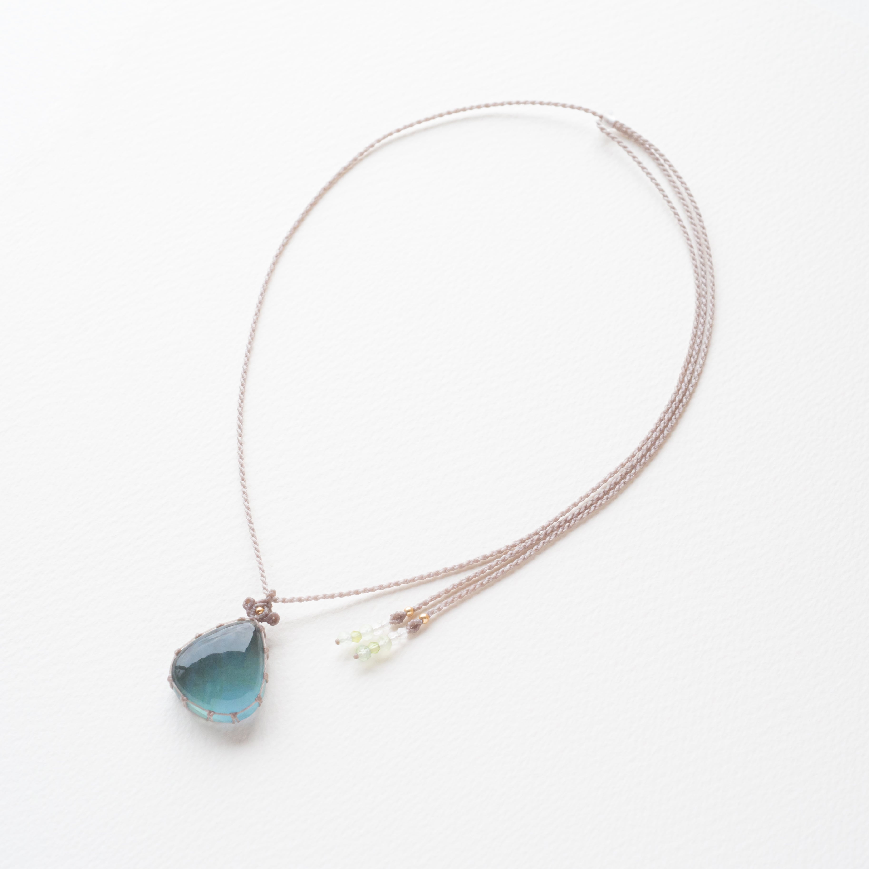 フローライトのマクラメ編み 天然石ネックレス | SHANTi WALA