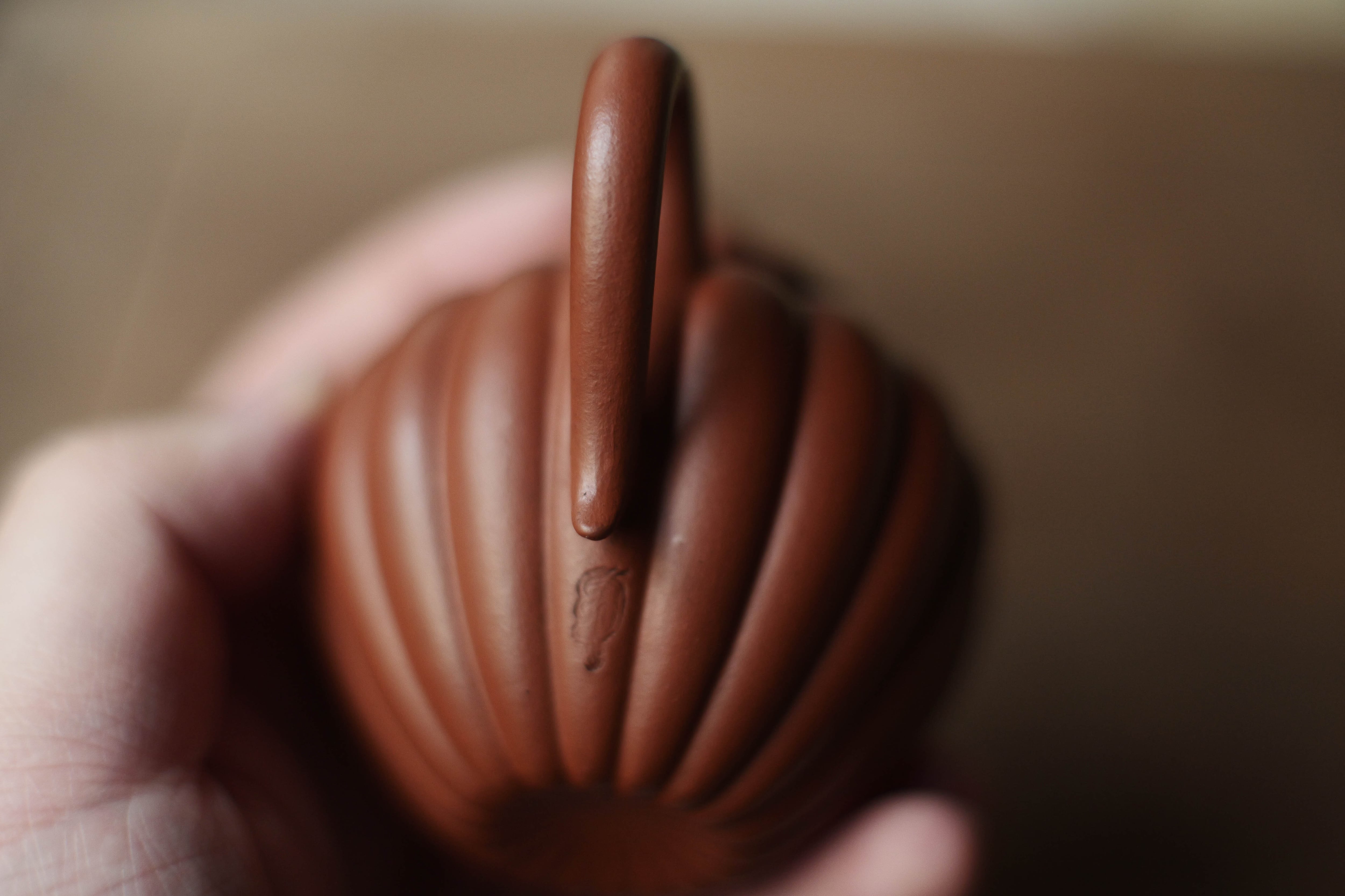 ヴィンテージ 宜興紫砂壺「菊弁・秋水式」（約120cc）・朱泥 | 北白川