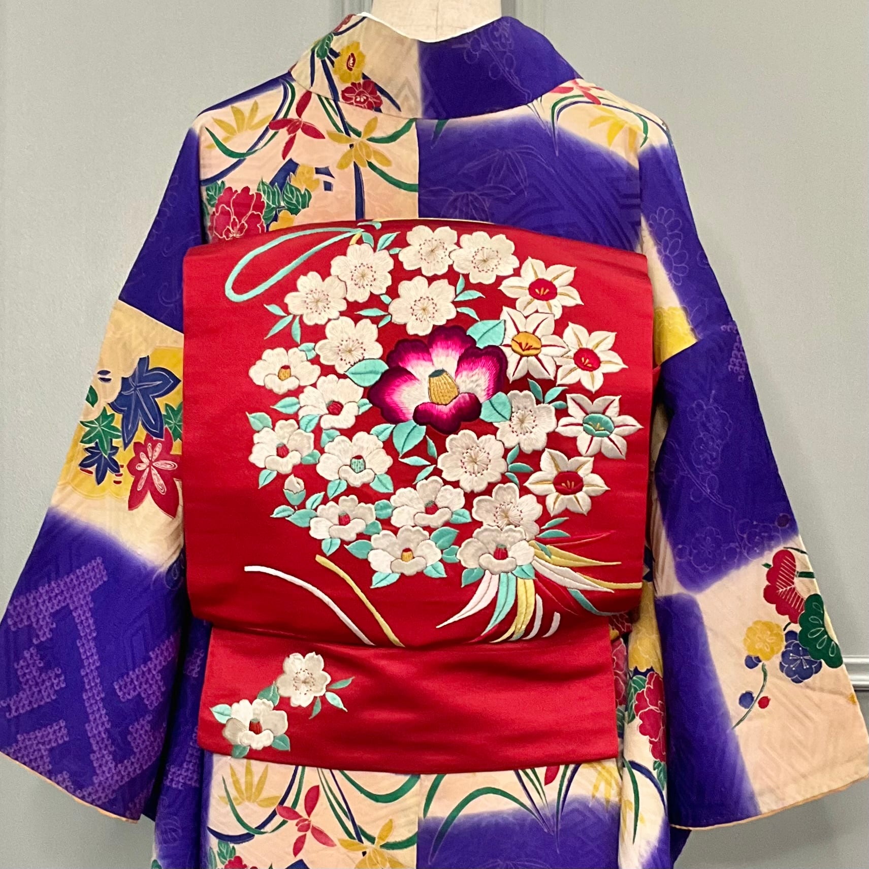 白い花てまり＊刺繍 花薬玉 花鞠 花手毬 紅白 椿 桜 水仙 赤 レッド