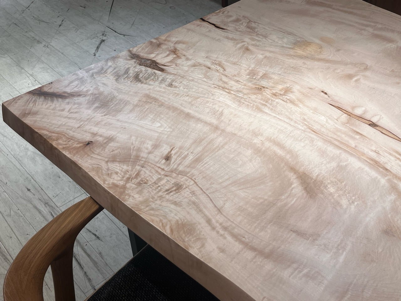 栃トチ　一枚板　ダイニングテーブル 栃（トチ） 一枚板 ダイニングテーブル／1570mm 【A8384】 【一枚板