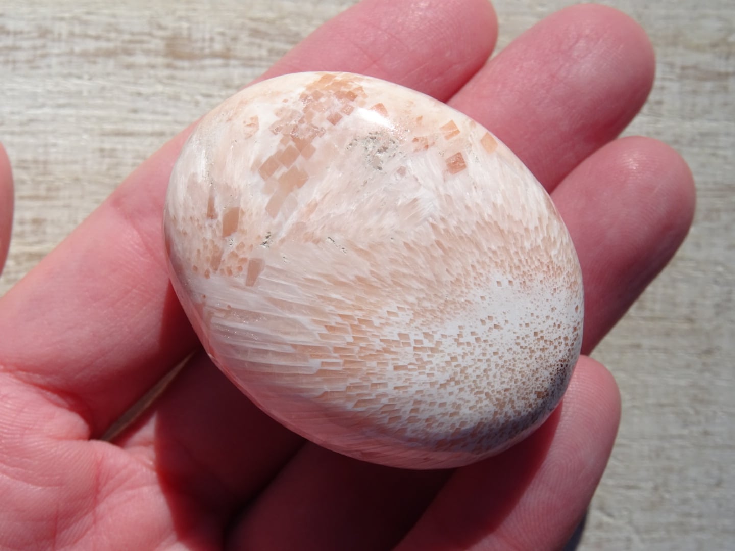 やよい様　高品質　ピンクスコレサイト　ハート　握り石　ムーンストーン好きにも 高品質 ピンクスコレサイト ハート 握り石 ムーンストーン好きにも