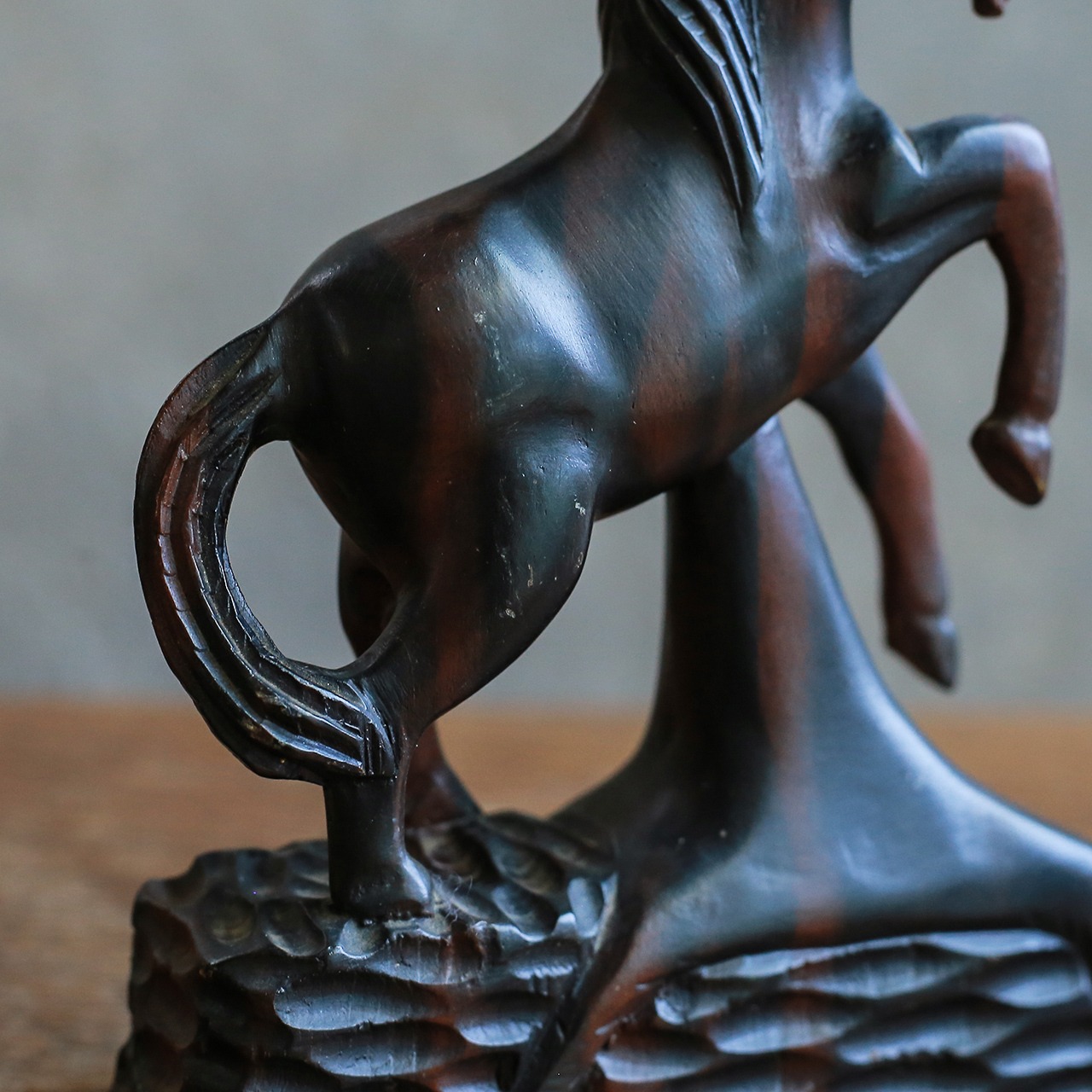 力強く立ち上がる、木製の馬