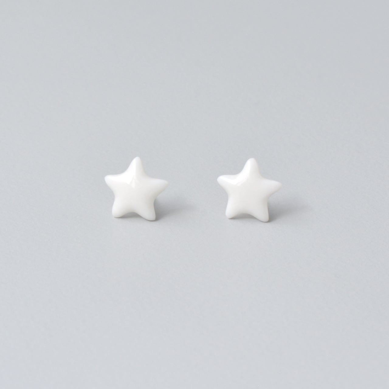 白磁の星ピアス