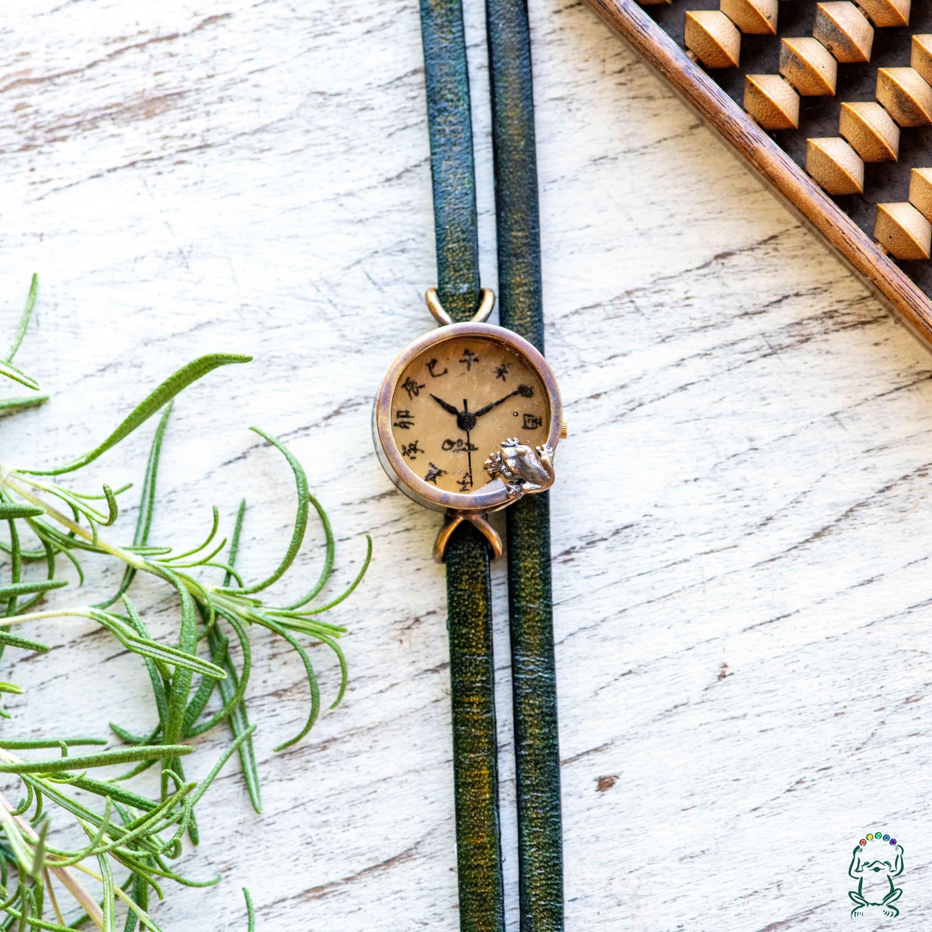 池をのぞく蛙腕時計ラムネSS | カエルの時計屋さん