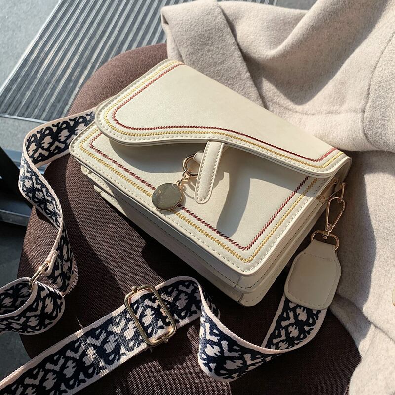 フレンチニッチスモールバッグメス2020新しいトレンディなワイルドメッセンジャーバッグネットレッドワイドショルダーストラップファッションスモールスクエアバッグ 手作りハンドバック19761260916