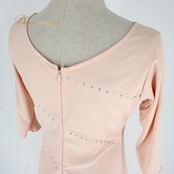 社交ダンス 衣装 スタンダード ドレス ワンピース U:NA パーティドレス レディース ピンク系 ラインストーン カラオケ ステージ衣装 薄ピンク系 ピンクベージュ系 ラインストーン装飾 ビジュー フレアスカート フレアワンピース 長袖 袖あり スタンダード用ドレス カラオケ衣装 発表会 お呼ばれドレス パーティードレス きれいめ 上品 大人可愛い エレガント 婦人用 Mサイズ 薄手素材 ポリエステルファブリック 伸縮性あり ファスナー付き 予備パッドなし