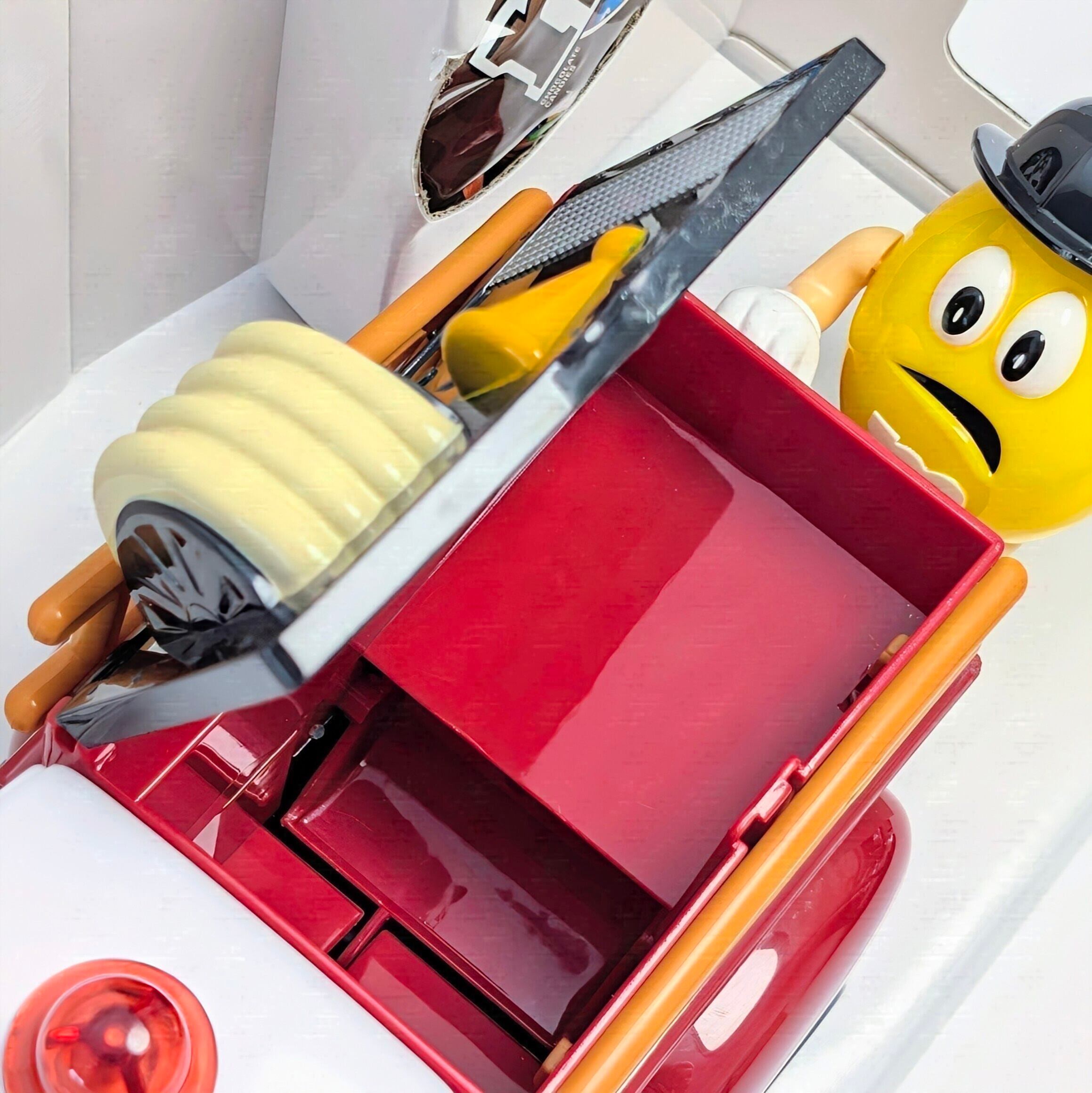 ⚡️SPECIAL LIMITED⚡️☆ DEADSTOCK / VINTAGE 2006☆【 m&m's ( エムアンドエムズ ) 】Red's Firehouse Fire Truck Candy Dispenser(FIVE ALARM FUN)OFFICIAL m&m's Limited Edition Collectible / 消防車 / チョコディスペンサー / キャンディディスペンサー 〚アメリカン雑貨 アメトイ〛
