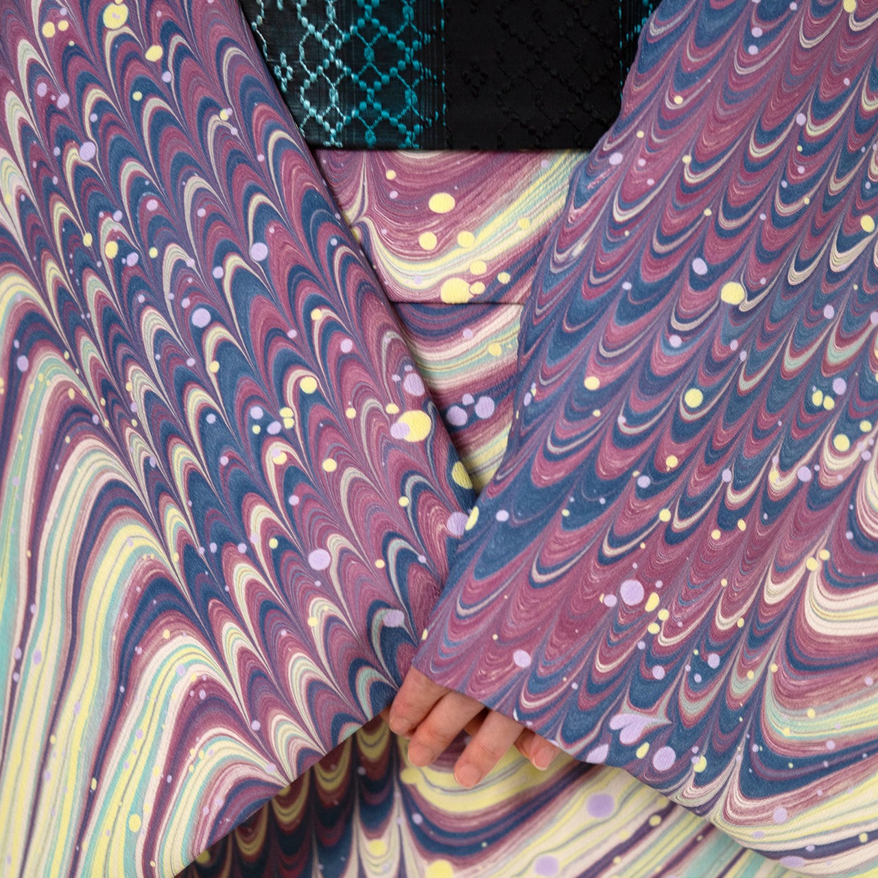 〈朝と夜のカクテル〉ピーコックくずし柄 × ドット模様〜洗えるきもの(シルジェリー)〜