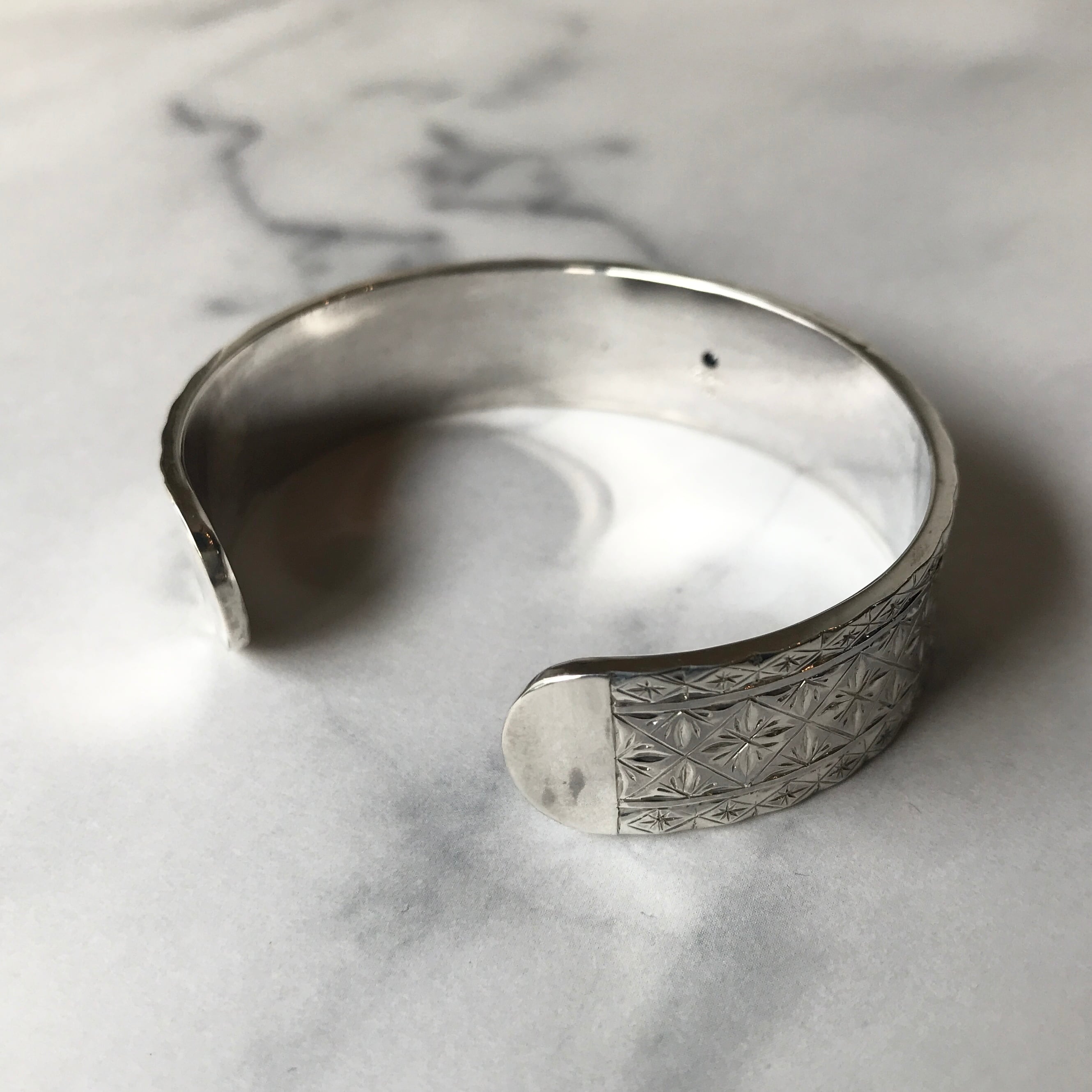 一点物』 洋彫りバングル | alonejewelry