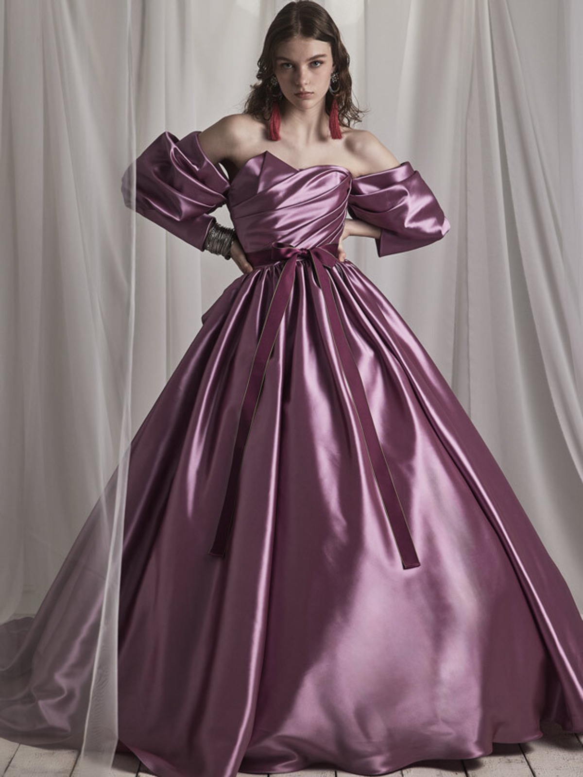 カラードレス 姫袖 サッシュベルト ラッフルフリル ピンク紫 光沢  