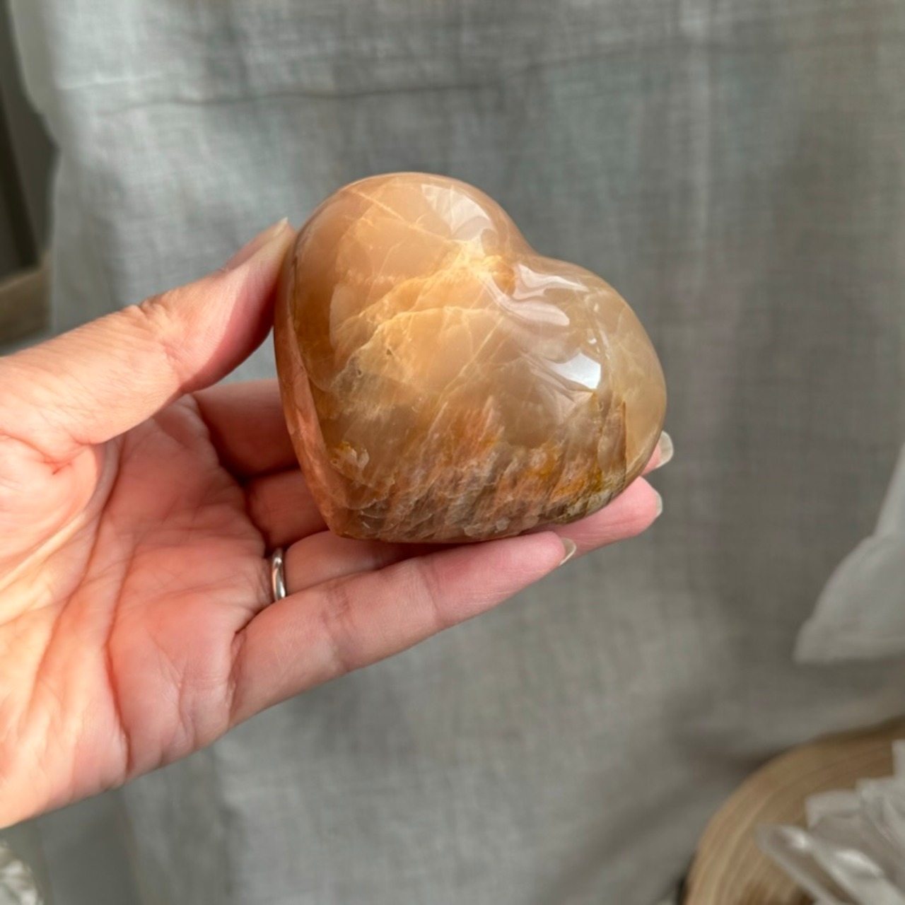 ピーチムーンストーンハート＊231158＊天然石ハート型＊天然石インテリア＊置き物＊インテリアストーン