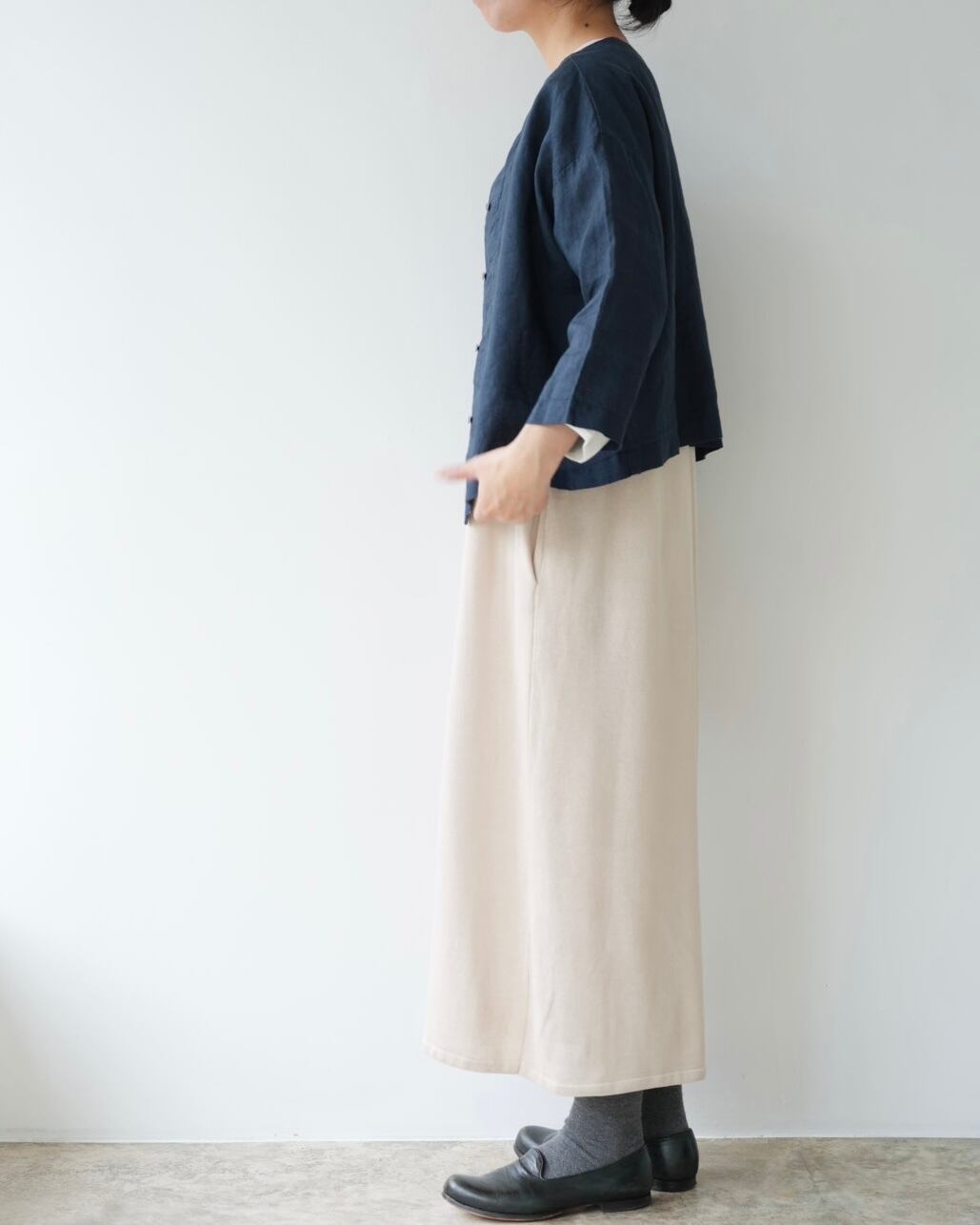 Yoli コットンVネックスリーブレスワンピース | Vie