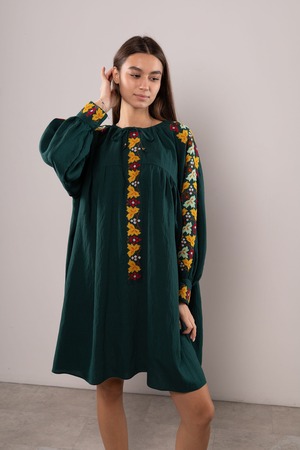 ウクライナ刺繍ヴィシヴァンカ・クラシック クロスステッチ　手刺繍　ブラウス　麻　レディース・フリーサイズ