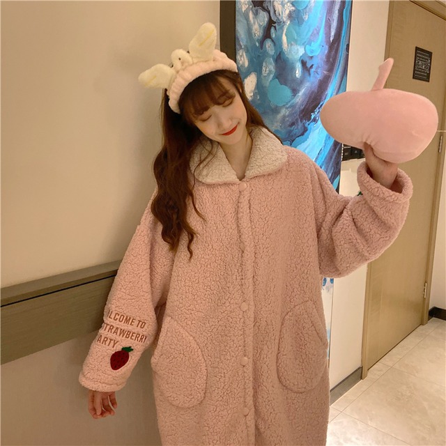 ルームウェア レディース ネグリジェ パジャマ 部屋着 ナイトウェア 寝巻き 着る毛布 オールインワン 長袖 ポケット ポロ襟 もこもこ 前開き ボタン ボア 厚手 かわいい カジュアル おしゃれ 大人可愛い ラブリー キュート ガーリー 個性的 送料無料 抜け感 フリーサイズ ゆったり ゆる ピンク 無地 いちご柄 秋 冬 10代 20代 30代 女子会 お泊まり 着回し お揃い 双子 韓国系 ファッション コーデ スタイル 楽ちん あったか モテ 体型カバー トレンド 流行 インスタ映え 可愛い 刺繍