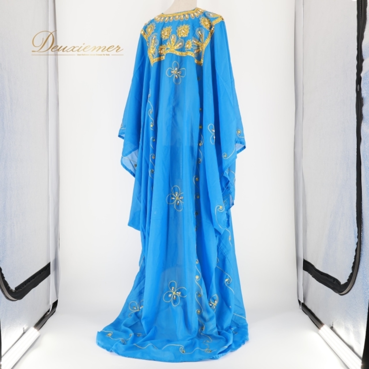 ベリーダンス 衣装 ハリージドレス ブルー系 スパンコール ビーズ 水色 青 黄 金 ガラベーヤ ワンピース ドレス 爽やか 羽織り 民族舞踏 ダンス衣装 刺繍 ステージ衣装 華やか 鮮やか 豪華 装飾 明るい 透け感 ゴールド系 イエロー系