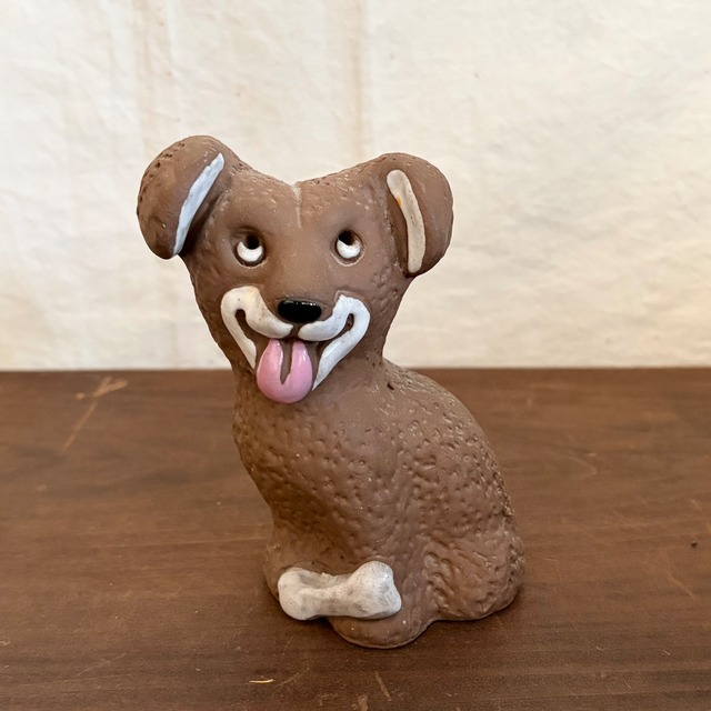 舌を出した大きめの犬