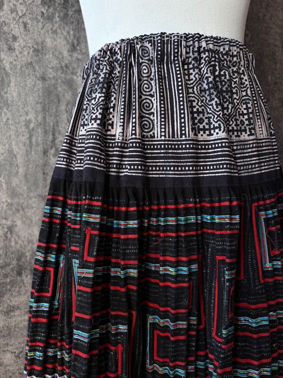 モン族スカート 74 ロング クロスステッチ刺繍 ろうけつバティック