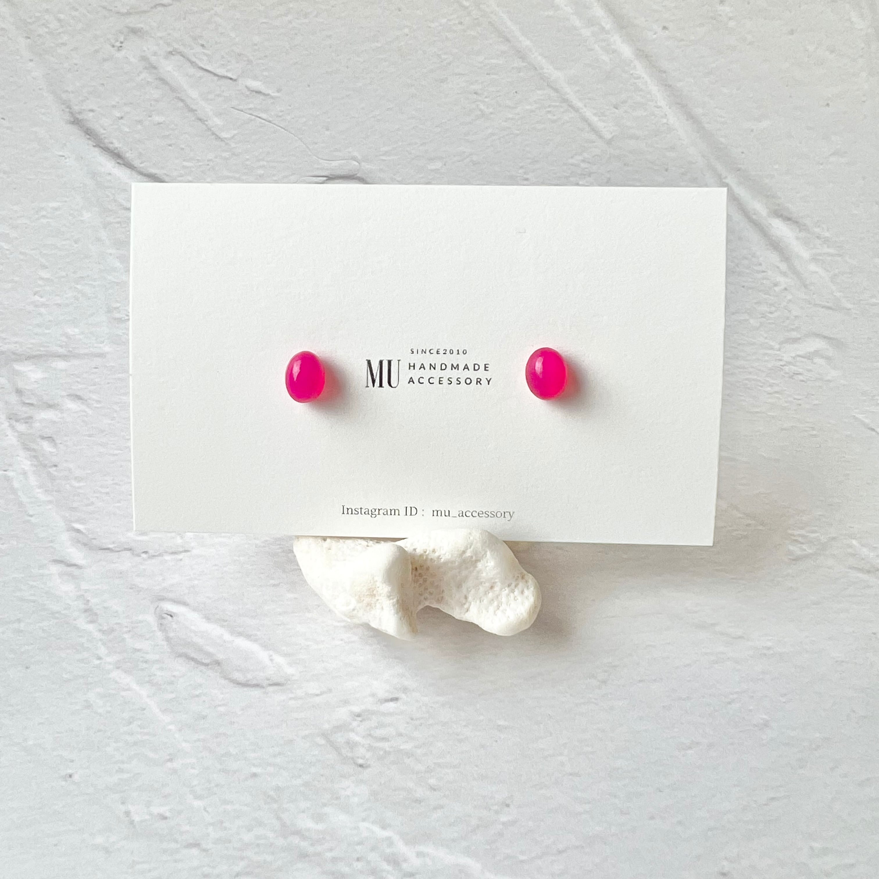 TVドラマ着用 //フューシャピンクカルセドニーミニカボションピアス