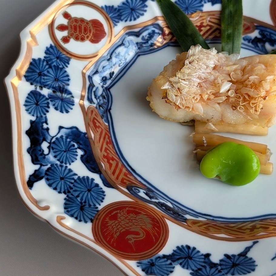 有田焼】染錦松梅紋鶴亀輪花レリーフ七寸深皿 | 和食器のすべて