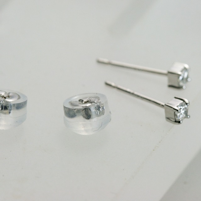 美シンプルダイヤモンドピアス　0．08CT 4点留め　Pt900