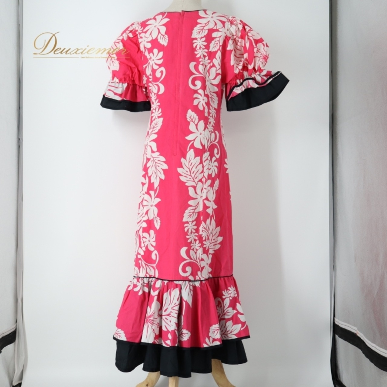 フラダンス 衣装 ワンピース ドレス ピンク系 ハイビスカス柄 モンステラ柄 ハワイアンプリント アロハ フラ ダンス レッスン 練習 フリル パフスリーブ 華やか 鮮やか かわいい おしゃれ 大人っぽい 明るい ホワイト系 ブラック系 ピンク 白 黒 フラダンス衣装 レディース カジュアル