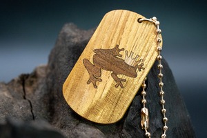 【黄金の木】御蔵島 金桑 ドッグタグ 象嵌 カエルの王様