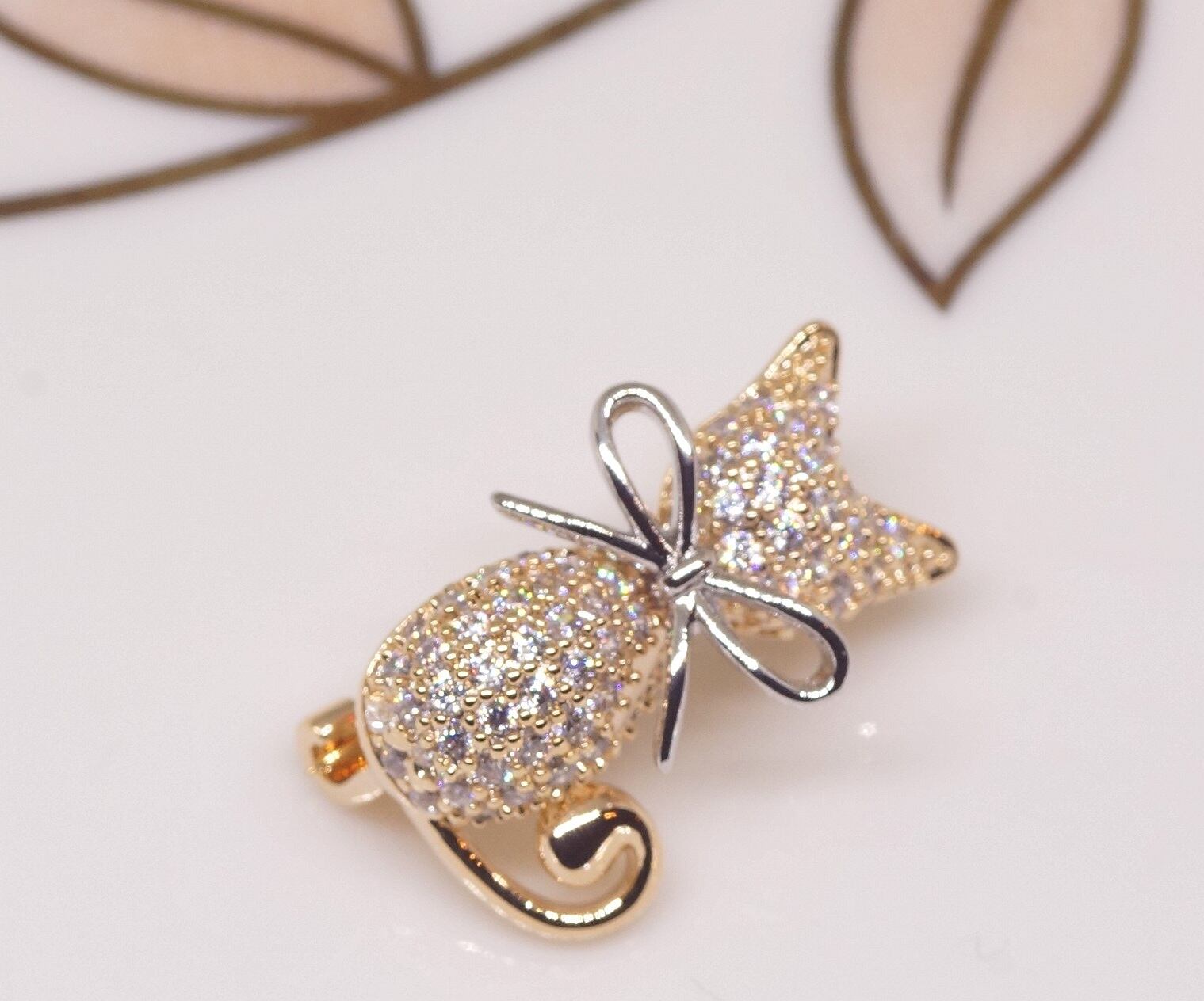 18K RGP ゴールド ダイヤ CZ リボン 猫 ブローチ gx5121 | Rainbow Rabbit