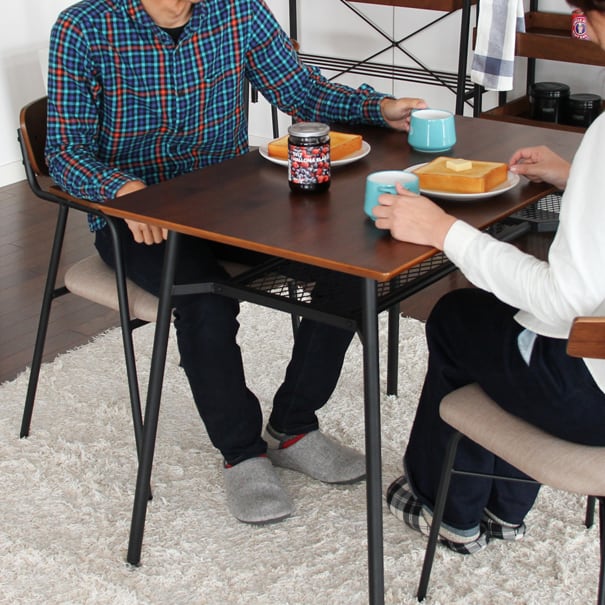 インダストリアルなダイニングテーブル。1人暮らしの方にオススメしたいコンパクトサイズ。