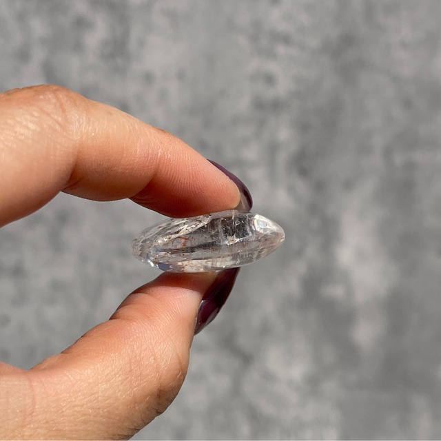 【水晶タンブル Quartz】虹あり｜赤いインクルージョンあり｜鉱物 天然石 パワーストーン