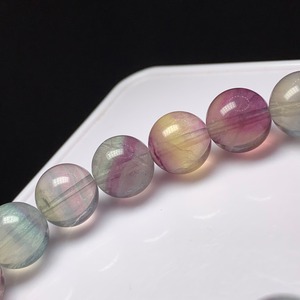 no2.透明度有り、色味が濃く多彩なグラデーションフローライトブレスレット