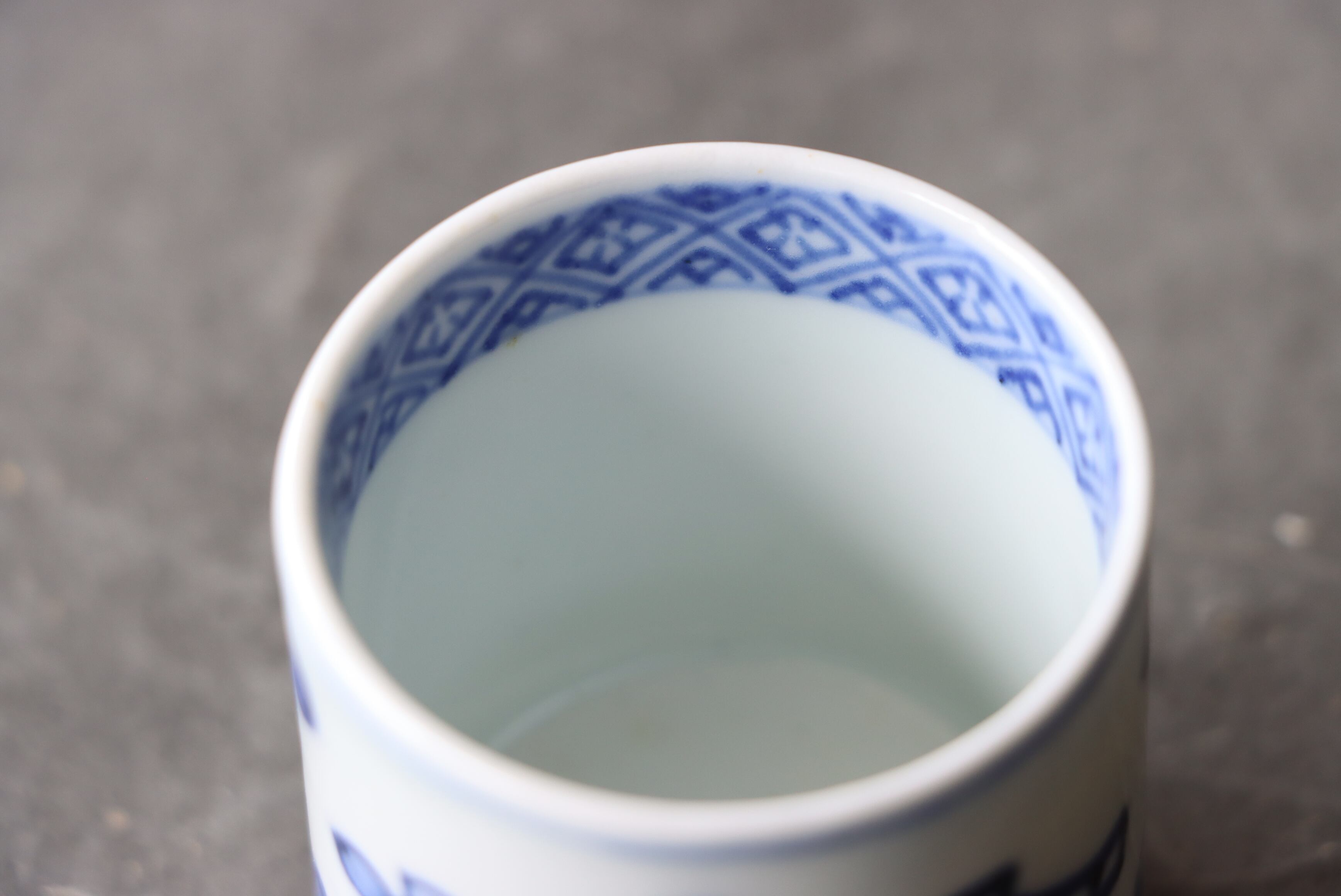 古伊万里 染付 花亀甲文 覗き猪口/Blue and white cup | (有)新原美術