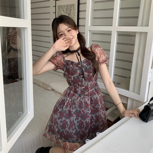 ワンピース レディース スカート ワンピドレス ミニ丈 シフォン シアー 透け感 袖あり 半袖 パフスリーブ 花柄 フラワー Aライン レッド 赤 ガーリー ラブリー かわいい 大人可愛い 大人 お洒落 おしゃれ 大人女子 個性的 主役級 存在感 春 夏 10代 代 女性用